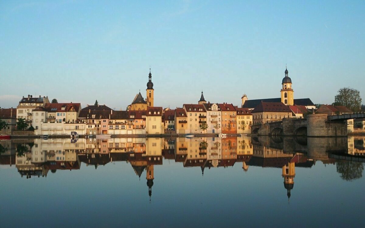 Die Stadt Kitzingen spiegelt sich im Main Die Stadt Kitzingen spiegelt sich im Main